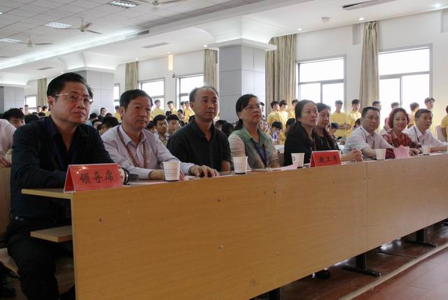 調(diào)整大小 1、蒞臨比賽現(xiàn)場(chǎng)的領(lǐng)導(dǎo).jpg