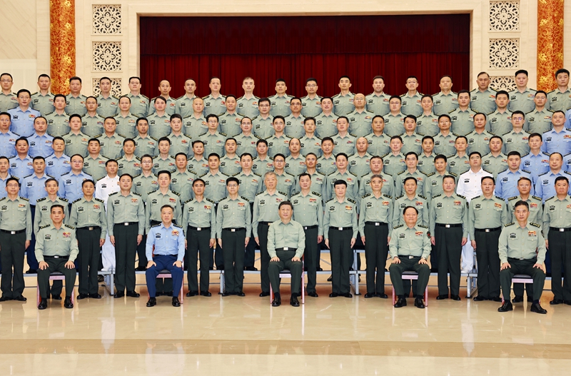 5月22日至24日，中共中央總書記、國家主席、中央軍委主席習(xí)近平在山東考察。這是23日上午，習(xí)近平在濟南親切接見駐濟南部隊上校以上領(lǐng)導(dǎo)干部，代表黨中央和中央軍委向駐濟南部隊全體官兵致以誠摯問候。